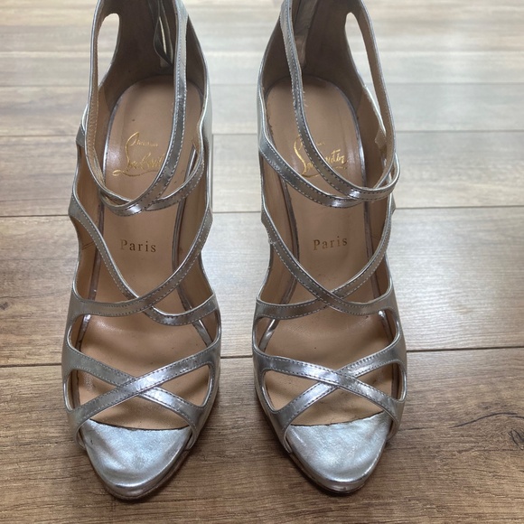 Size 8 louboutin heels - Picture 9 of 9